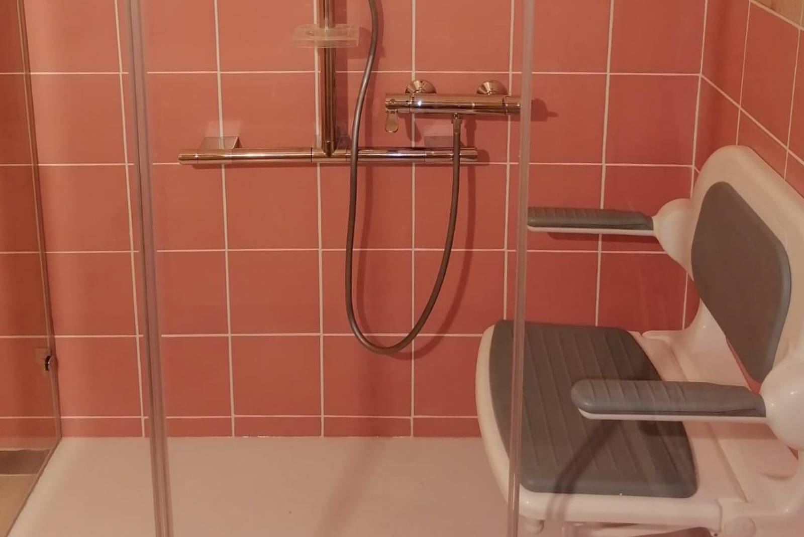 Douche avec équipements adaptés pour PMR à Arcueil (94)