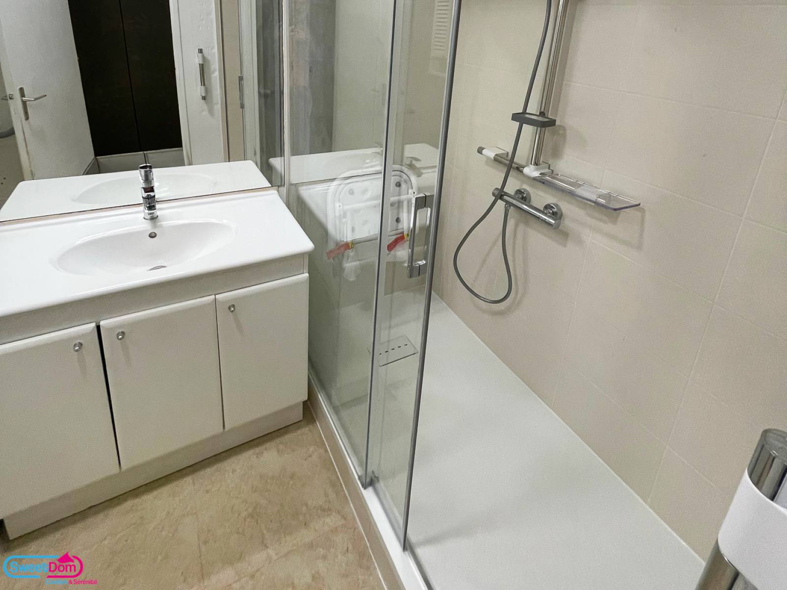 Utiliser une douche accessible et un sol antidérapant à Paris (75011)