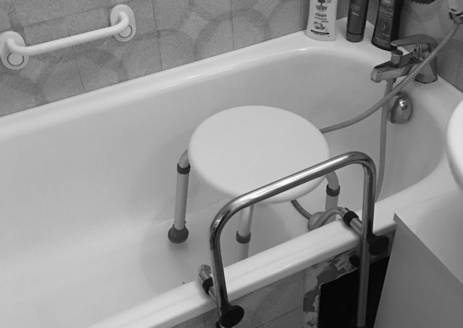 Ancienne salle de bain avec baignoire à Arcueil (94)