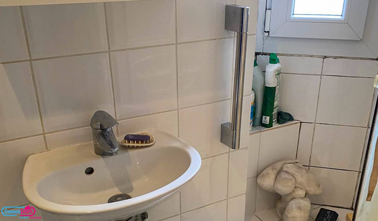 Installer une barre d'appui à proximité du lavabo pour plus d'accessibilité à Paris (75020)
