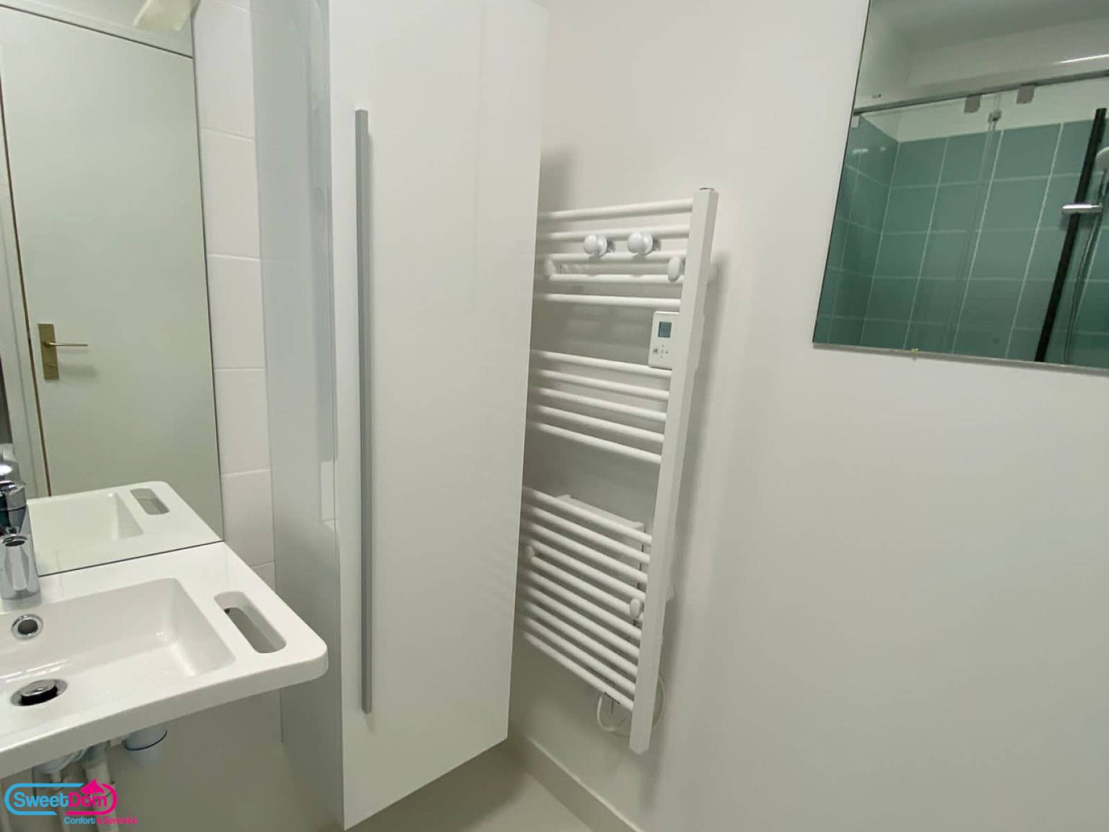 Installer un meuble colonne blanc et un sèche-serviettes à Vincennes (94300)
