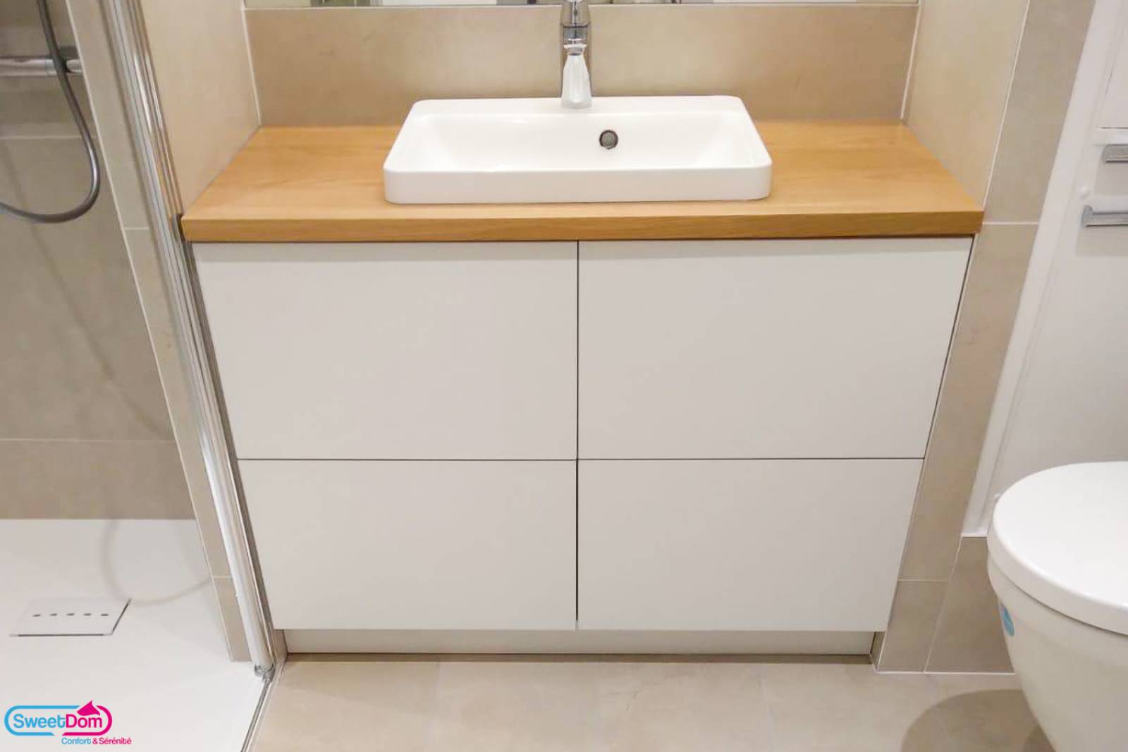 Rénovation de salle de bain PMR moderne dans un petit espace Créteil 94000