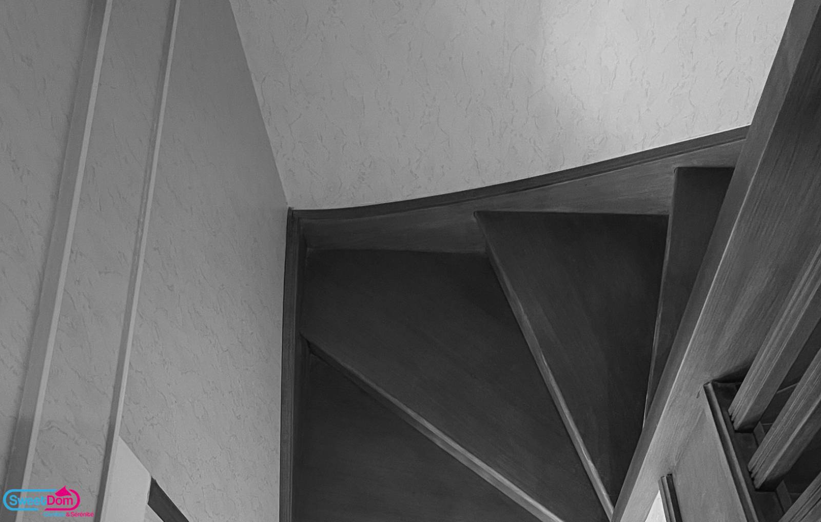 Franchir les marches d'un escalier avec un tournant à Chevilly Larue (94550)