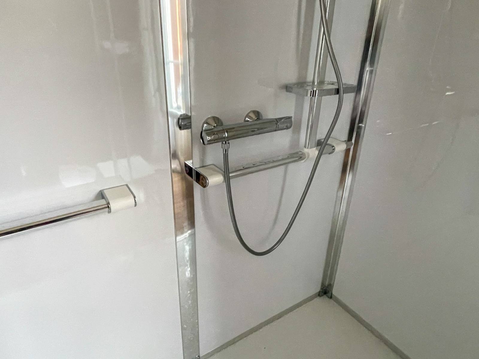 Équipements de la cabine de douche avec barres d'appui et mitigeur thermostatique (92036)