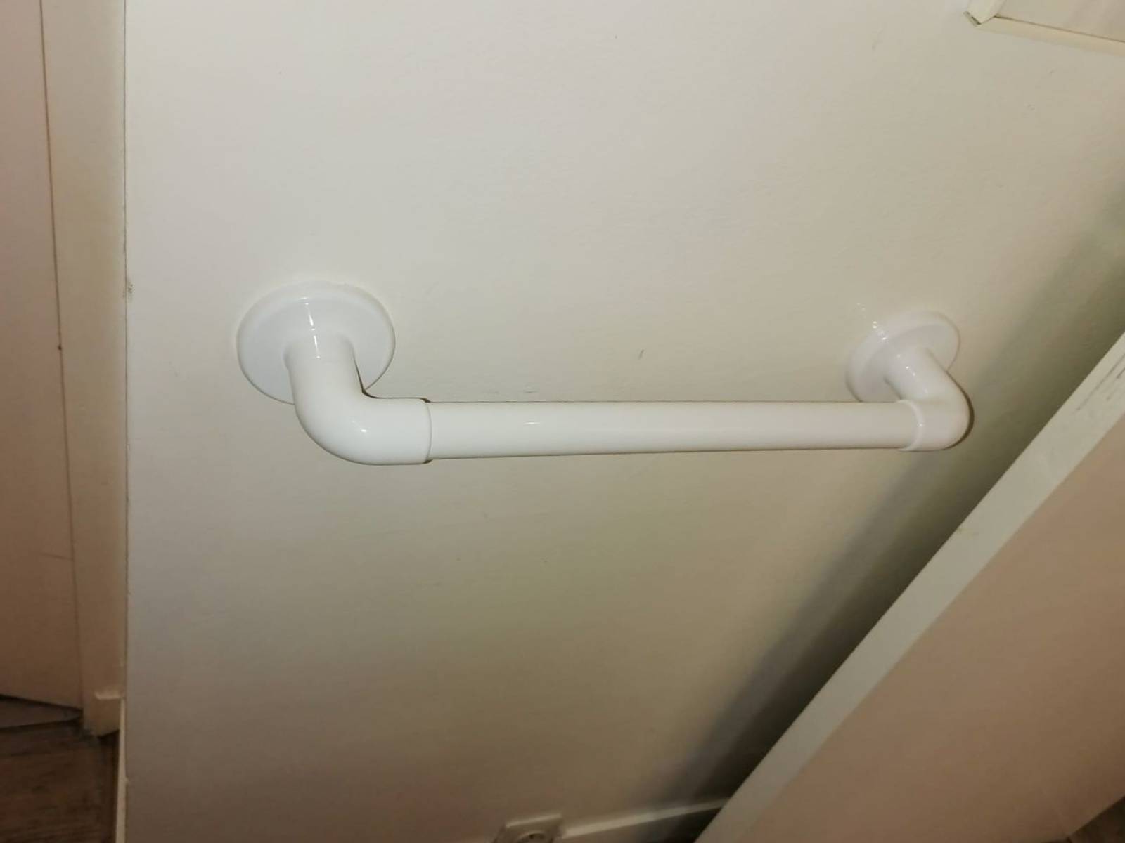 Installation d'une barre d'appui horizontale (75012)