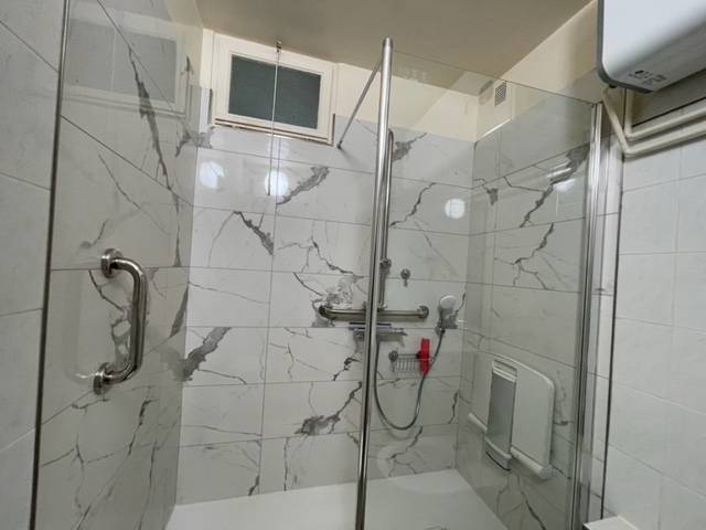 Remplacement de baignoire par une douche sécurisée et moderne avec des barres d’appui verticales et horizontales à Boulogne‑Billancourt (92100)