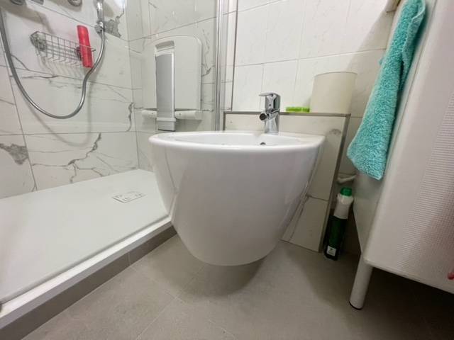 Remplacement de baignoire par une douche sécurisée et moderne avec des barres d’appui verticales et horizontales à Boulogne‑Billancourt (92100)