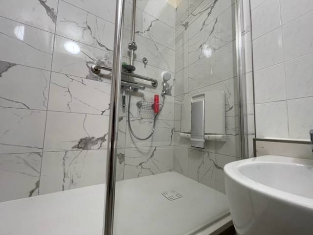 Remplacement de baignoire par une douche sécurisée et moderne avec des barres d’appui verticales et horizontales à Boulogne‑Billancourt (92100)
