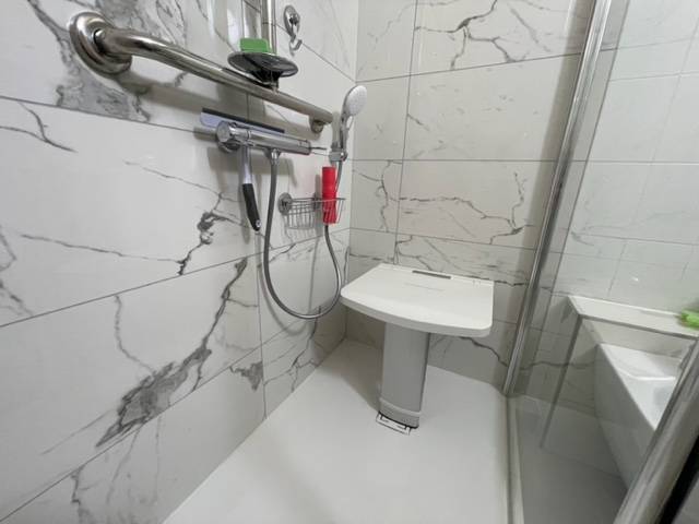Remplacement de baignoire par une douche sécurisée et moderne avec des barres d’appui verticales et horizontales à Boulogne‑Billancourt (92100)