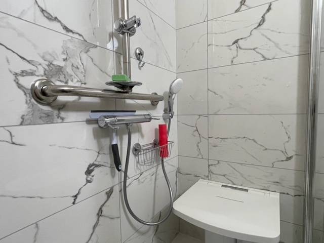 Remplacement de baignoire par une douche sécurisée et moderne avec des barres d’appui verticales et horizontales à Boulogne‑Billancourt (92100)