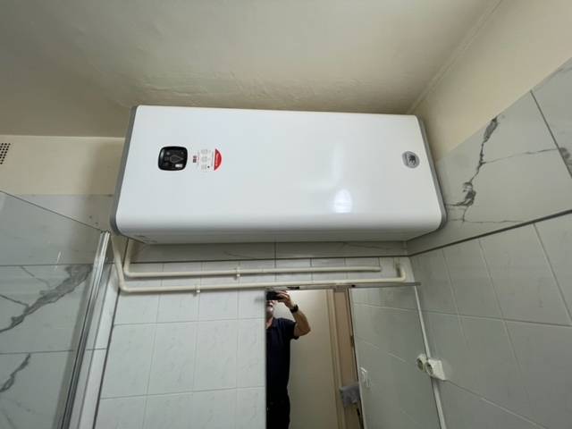 Remplacement de baignoire par une douche sécurisée et moderne avec des barres d’appui verticales et horizontales à Boulogne‑Billancourt (92100)