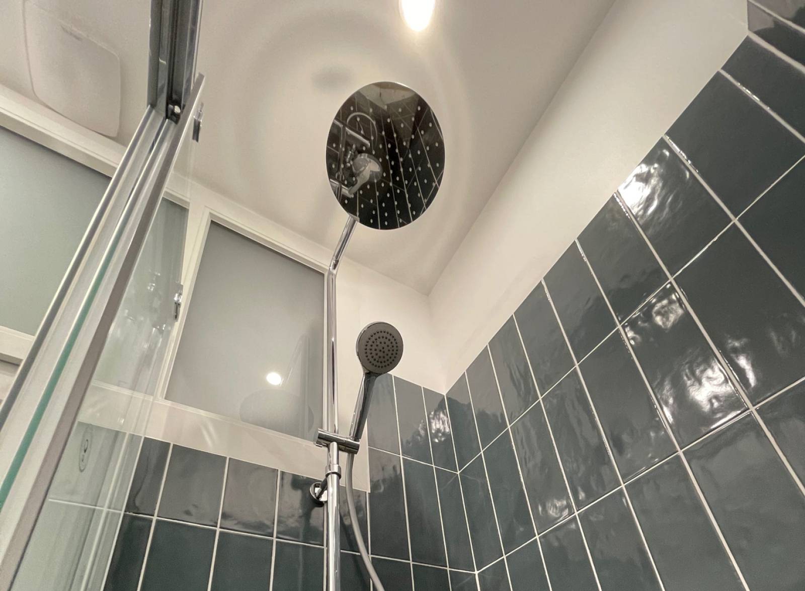Douche sur-mesure avec colonne de douche à tête ronde (75015)