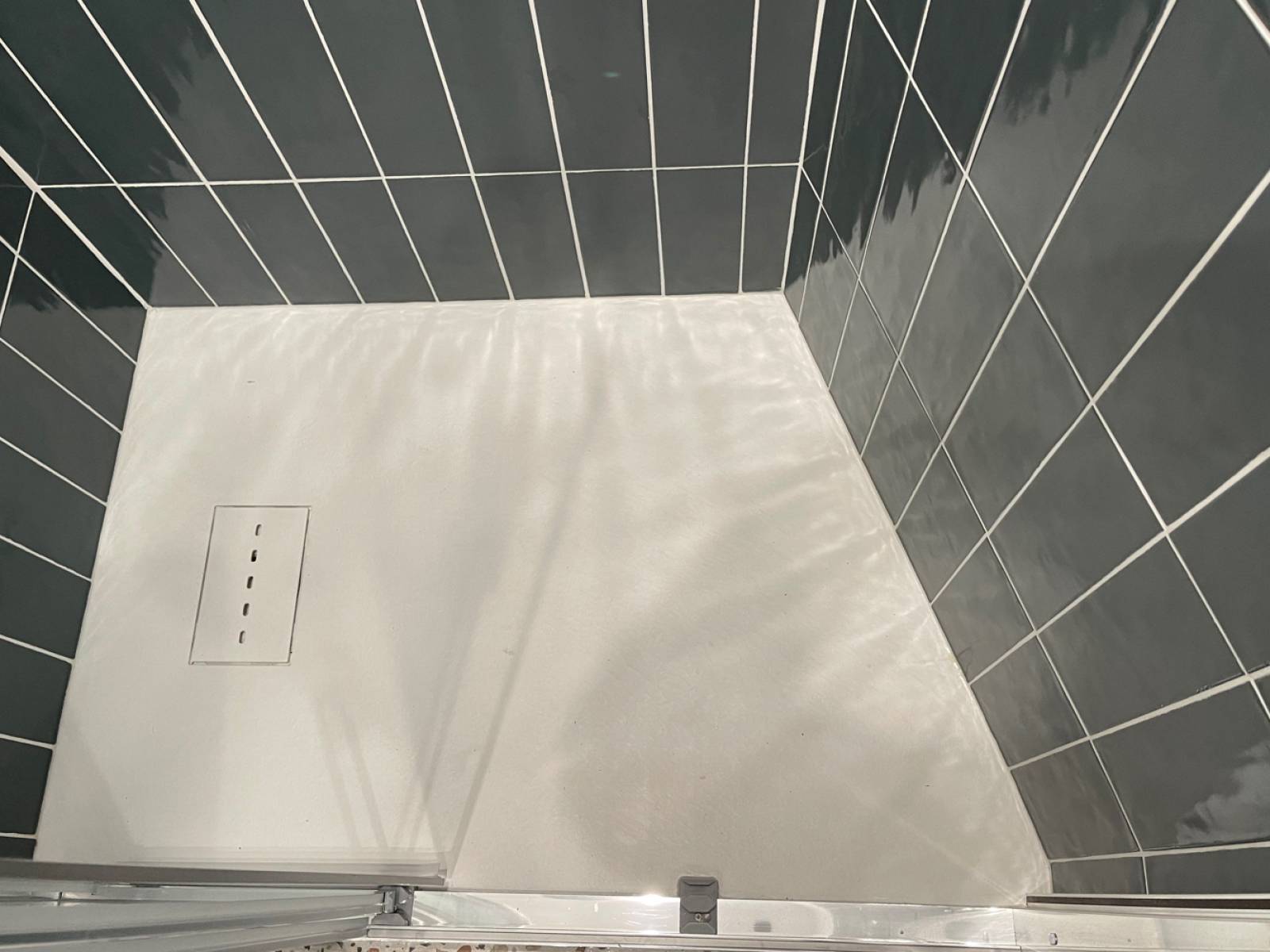 Douche design découpée sur-mesure pour la salle d'eau (75015)