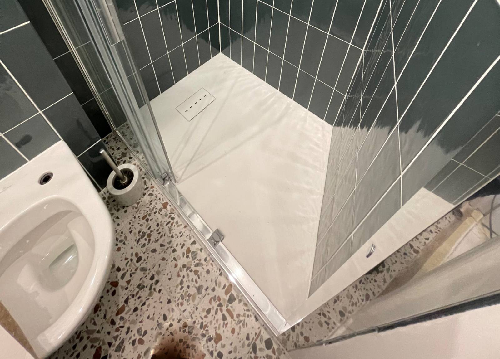 Douche sur-mesure adaptée à la pièce et WC suspendu (75015)