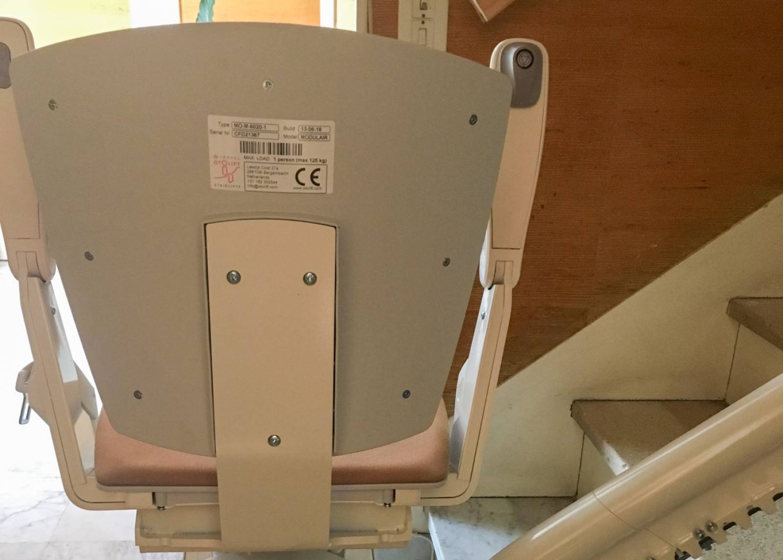 Vue de dos de l'assise du monte-escalier (78000) 