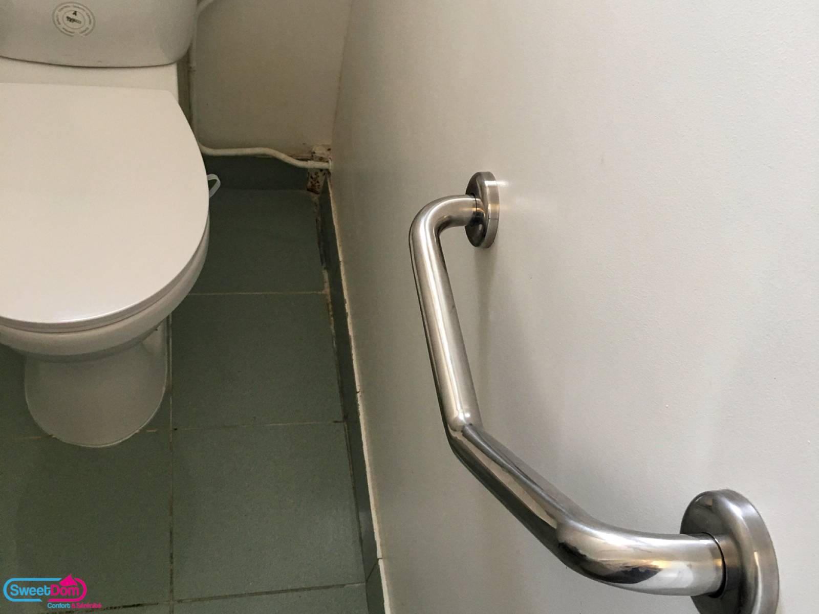 Ajouter une barre d'appui à côté des WC pour plus de sécurité à Montreuil (93100)