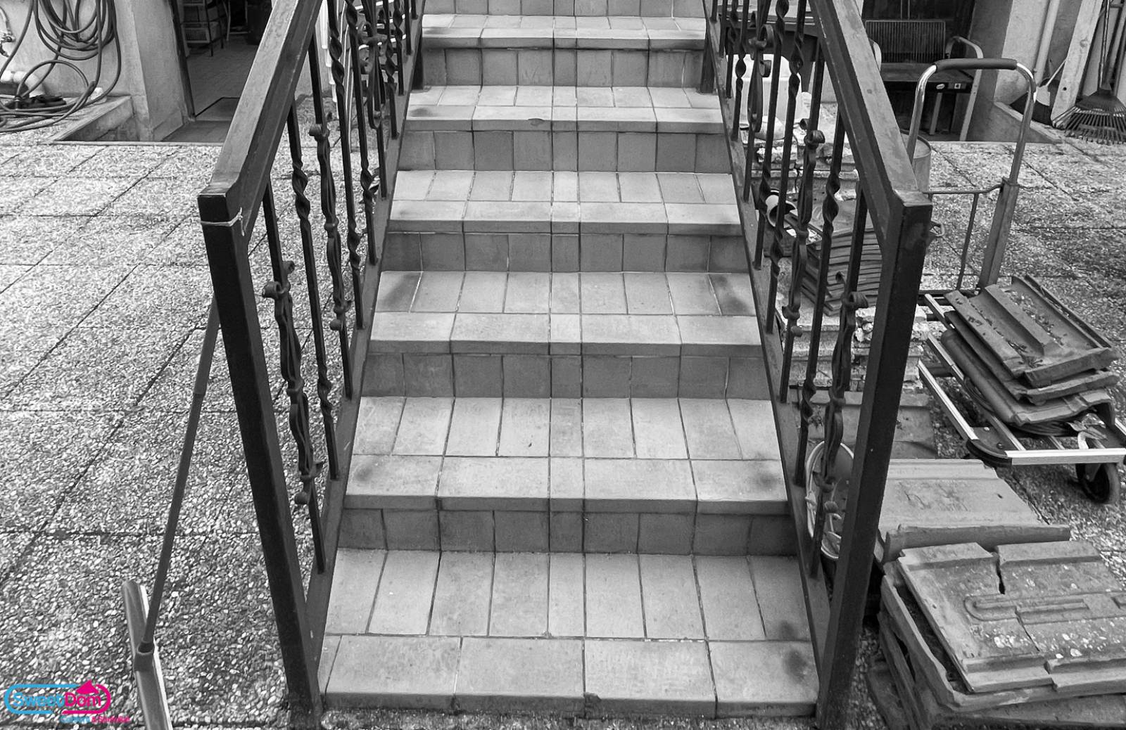 Escalier en béton avant l'installation d'un monte-escalier à Choisy-le-Roi