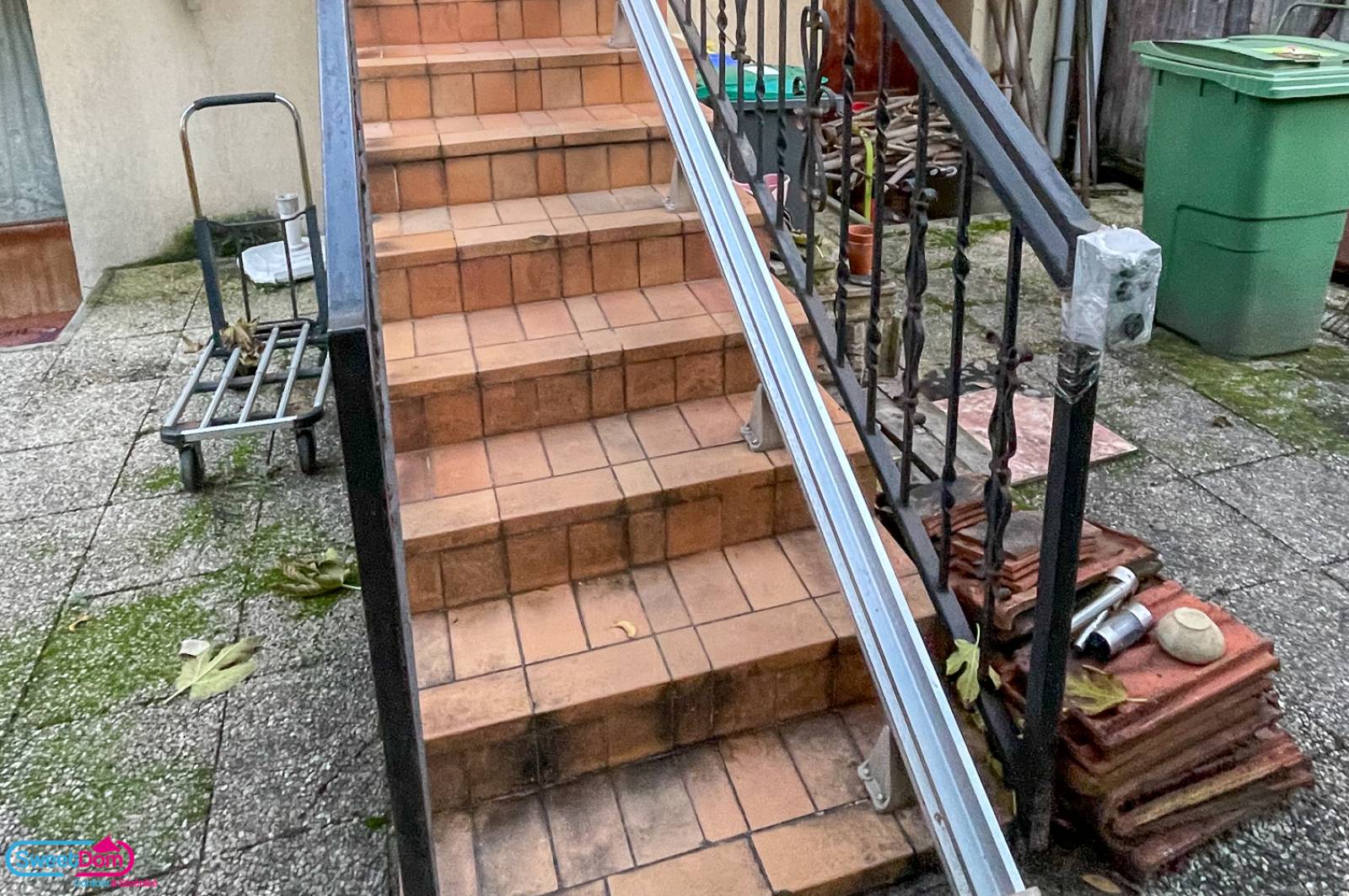 Rail droit du monte-escalier sur l'escalier extérieur à Choisy-le-Roi