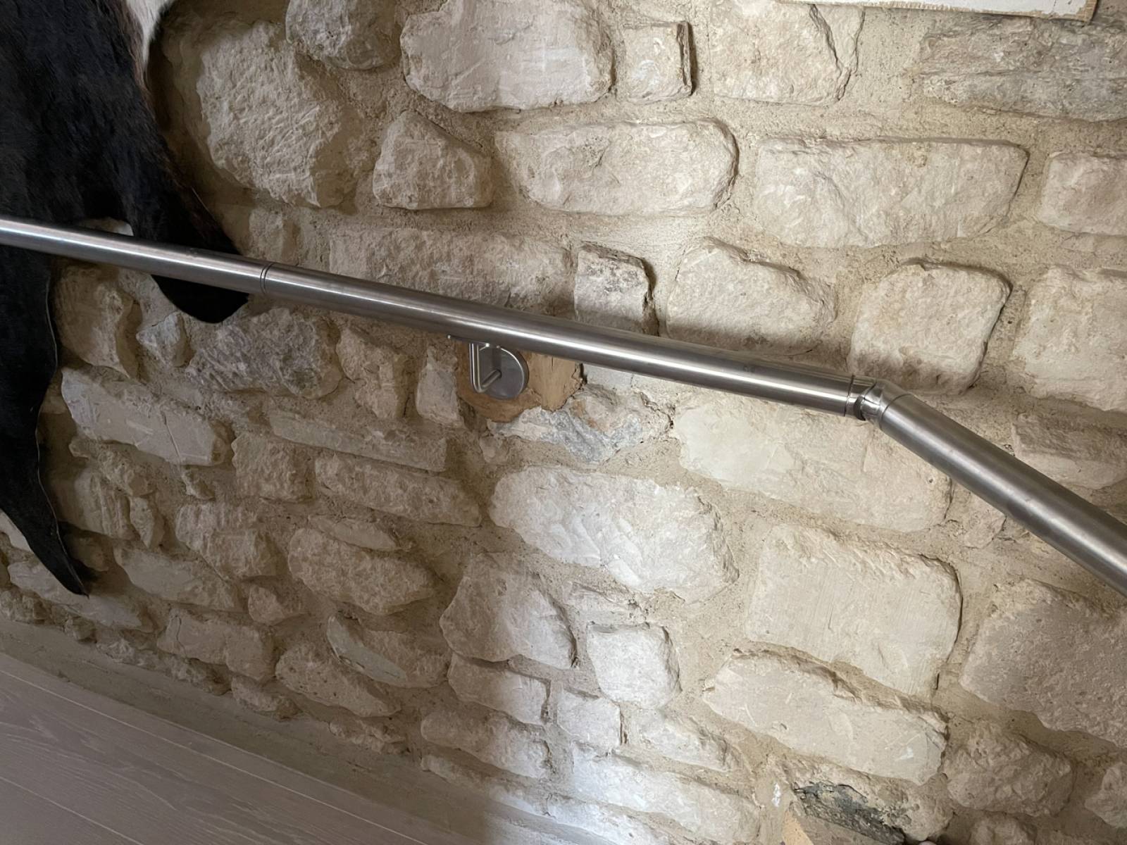 Main courante dans l'angle du couloir (75015) 