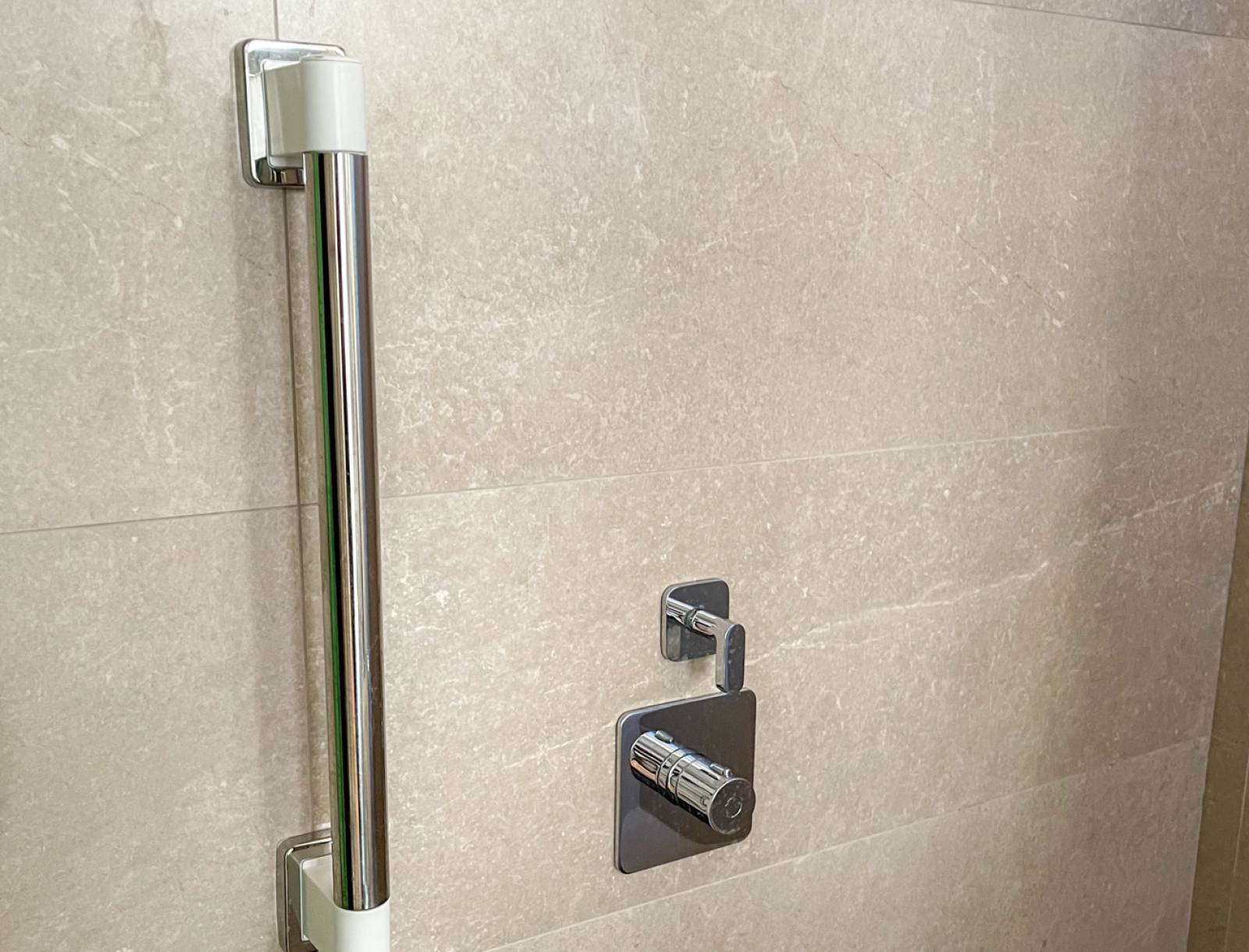 Barre d'appui verticale dans la douche (75015)