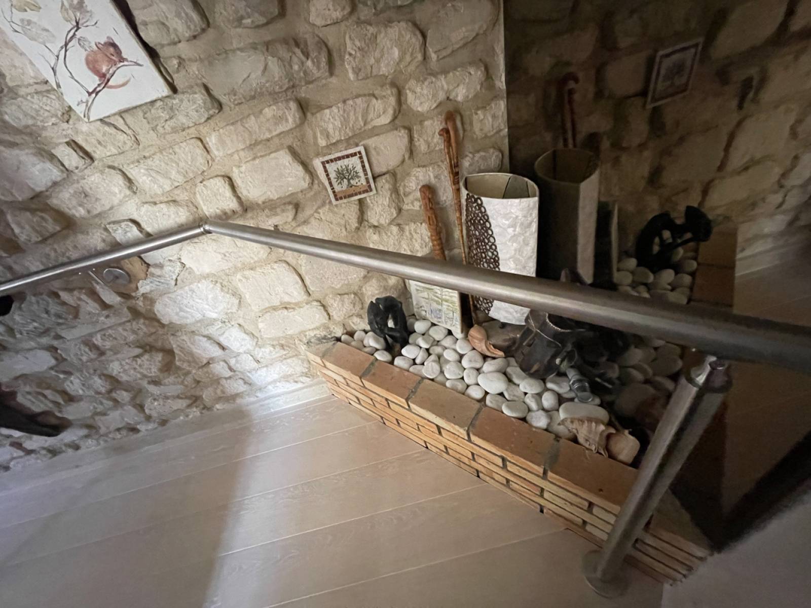 Main courante dans couloir intérieur