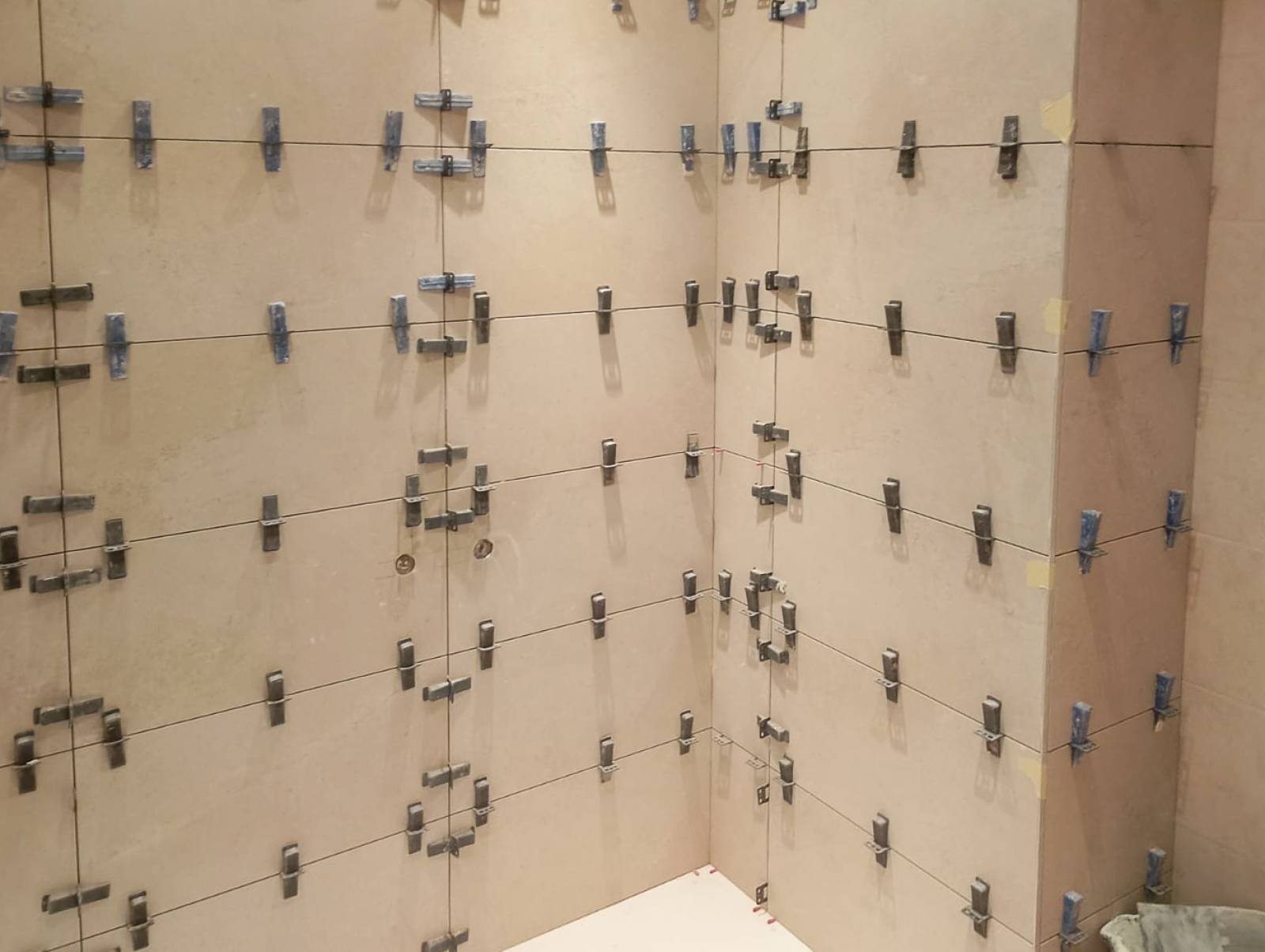 Poser du carrelage dans la nouvelle douche à Saint-Cloud (92210)