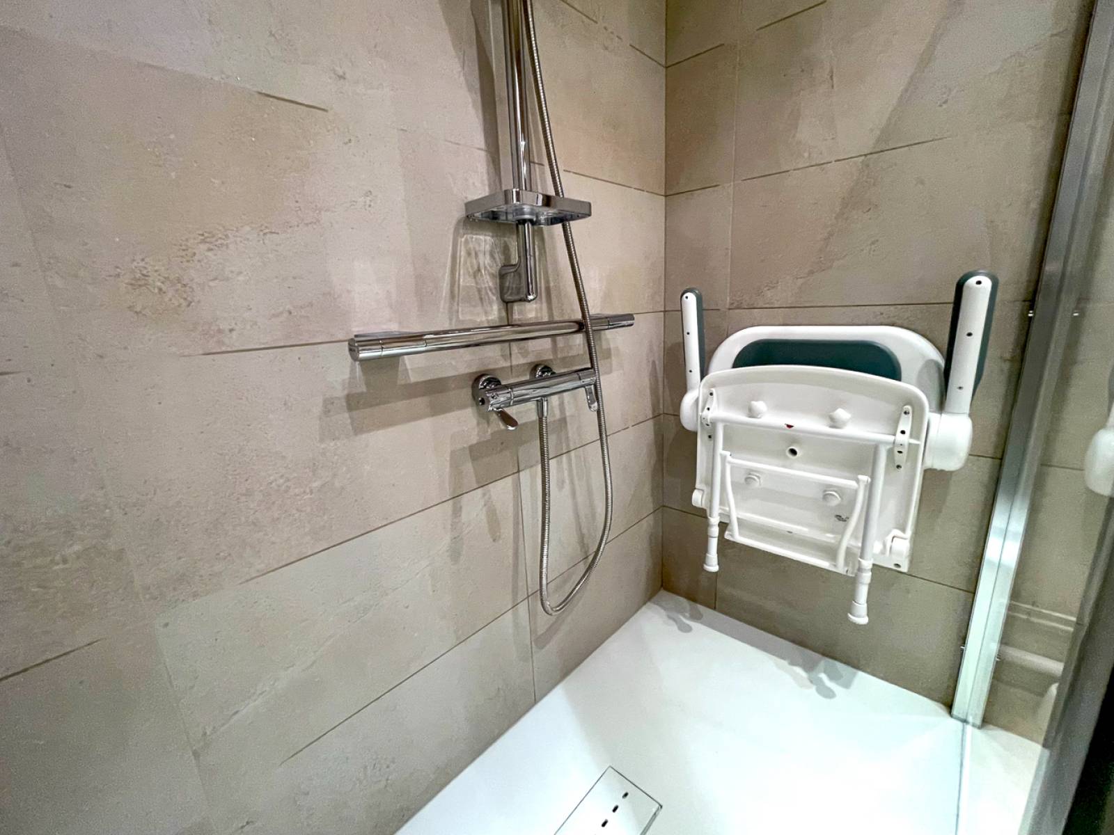 Equiper la douche sur mesure avec un siège de douche rabattable et une barre d'appui en T à Saint-Cloud (92210)