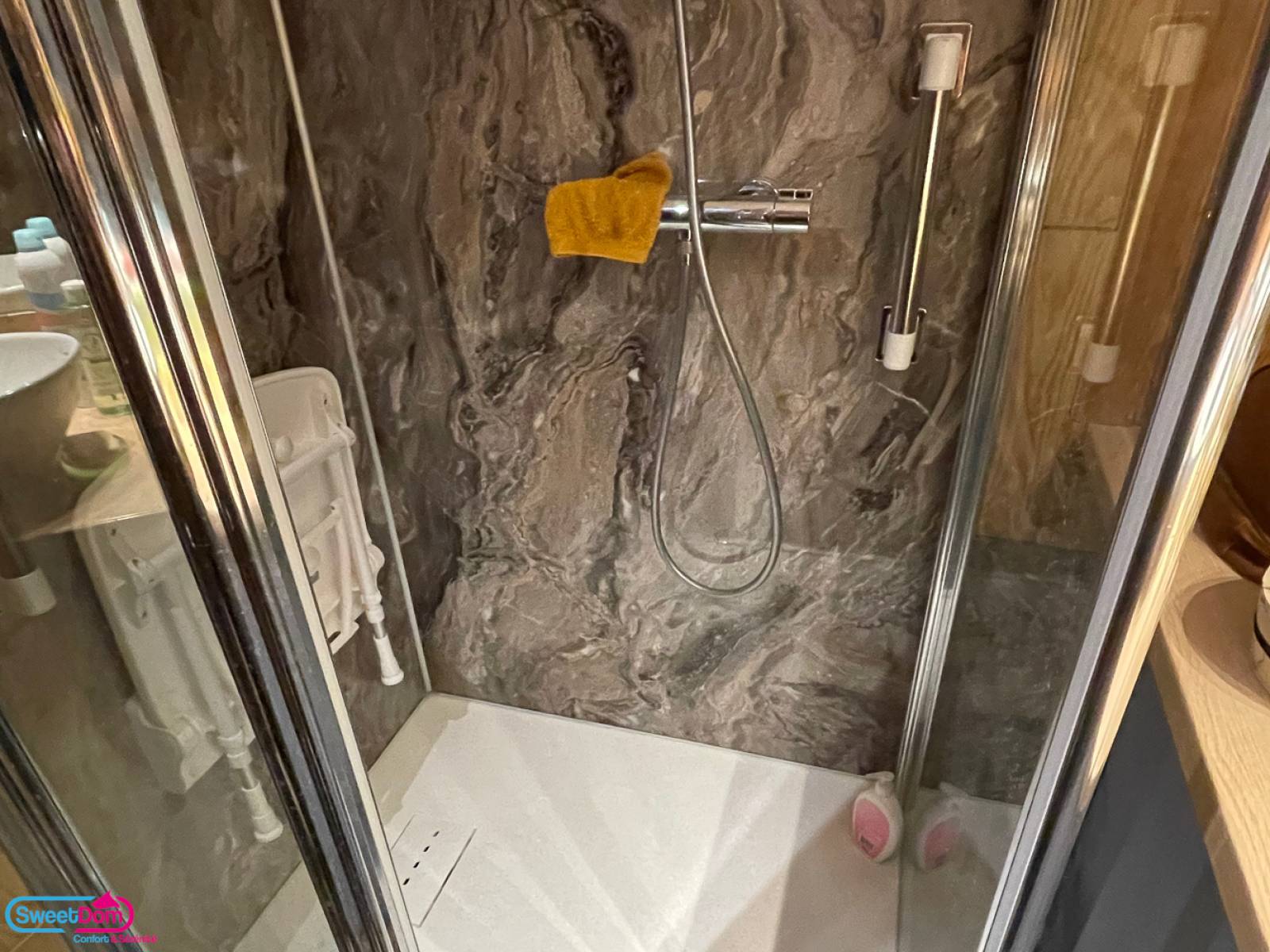 Installer des équipements adaptés dans la douche avec panneaux muraux à Sucy-en Brie (94370)
