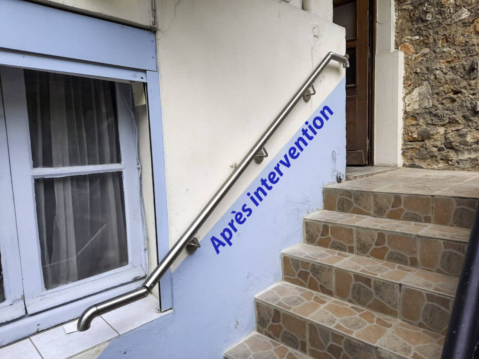 Main courante complémentaire dans escalier extérieur