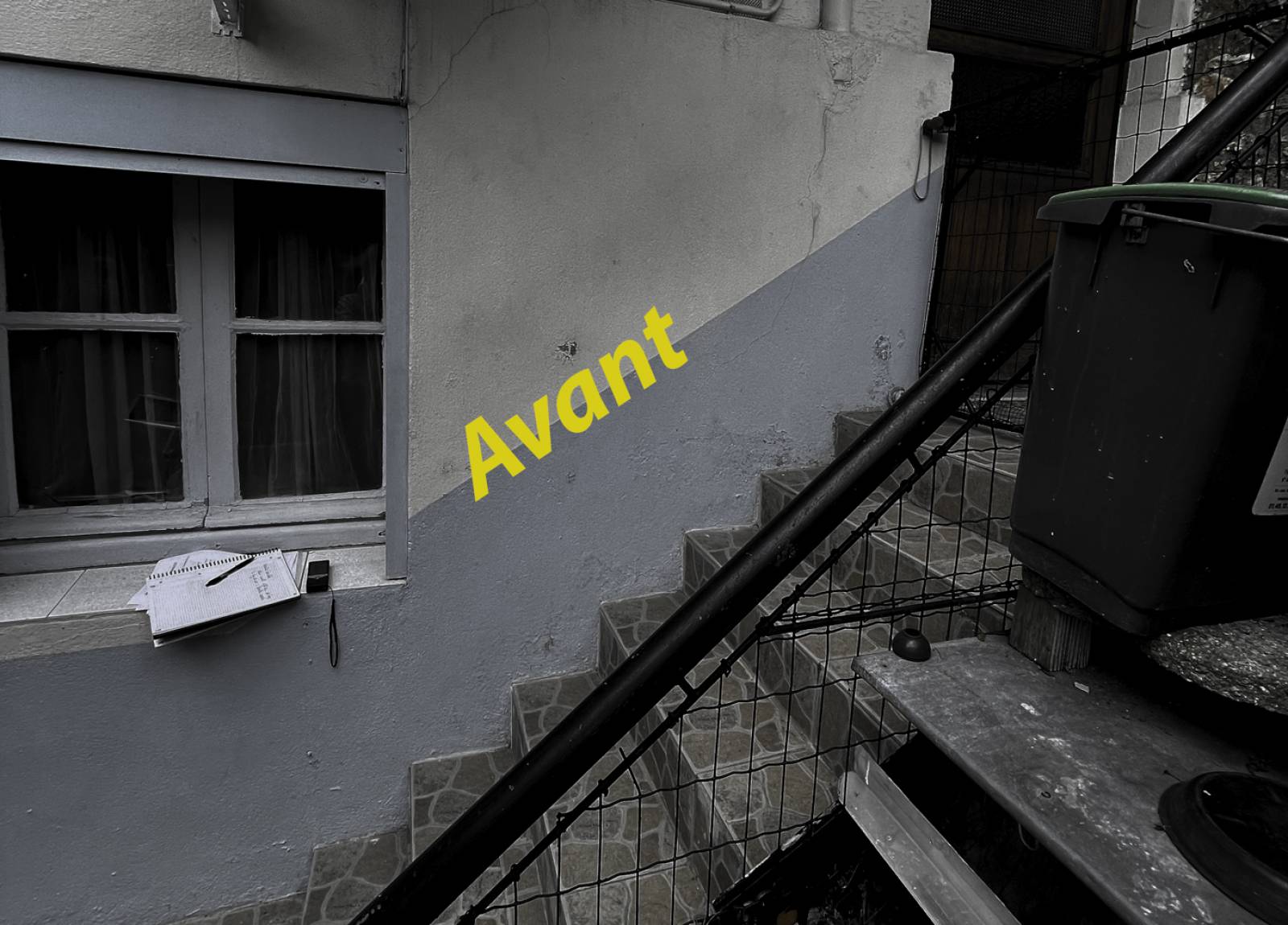 Avant, escalier extérieur sans main courante à gauche (92120)