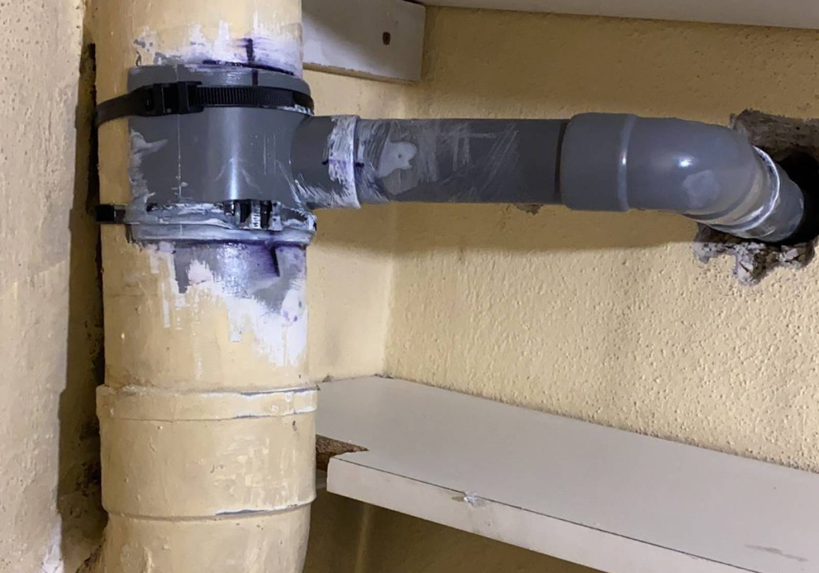 Passage de l'évacuation sous la cabine de douche (94320)