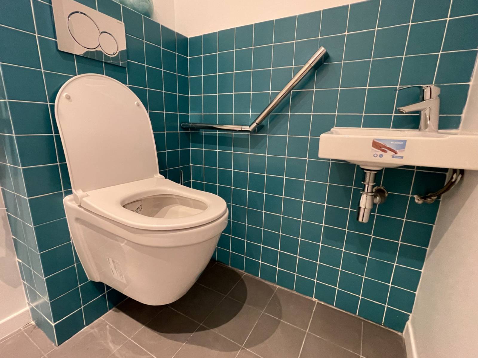 WC suspendu avec barre d'appui et lave-mains (75015)