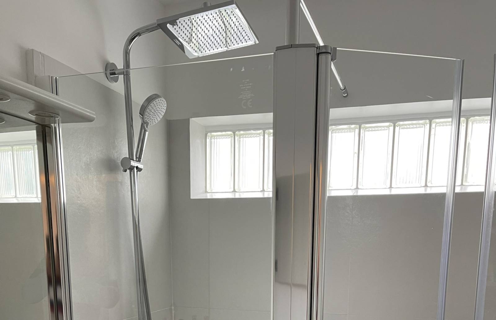 Grande douche avec colonne de douche à tête carré (75015)