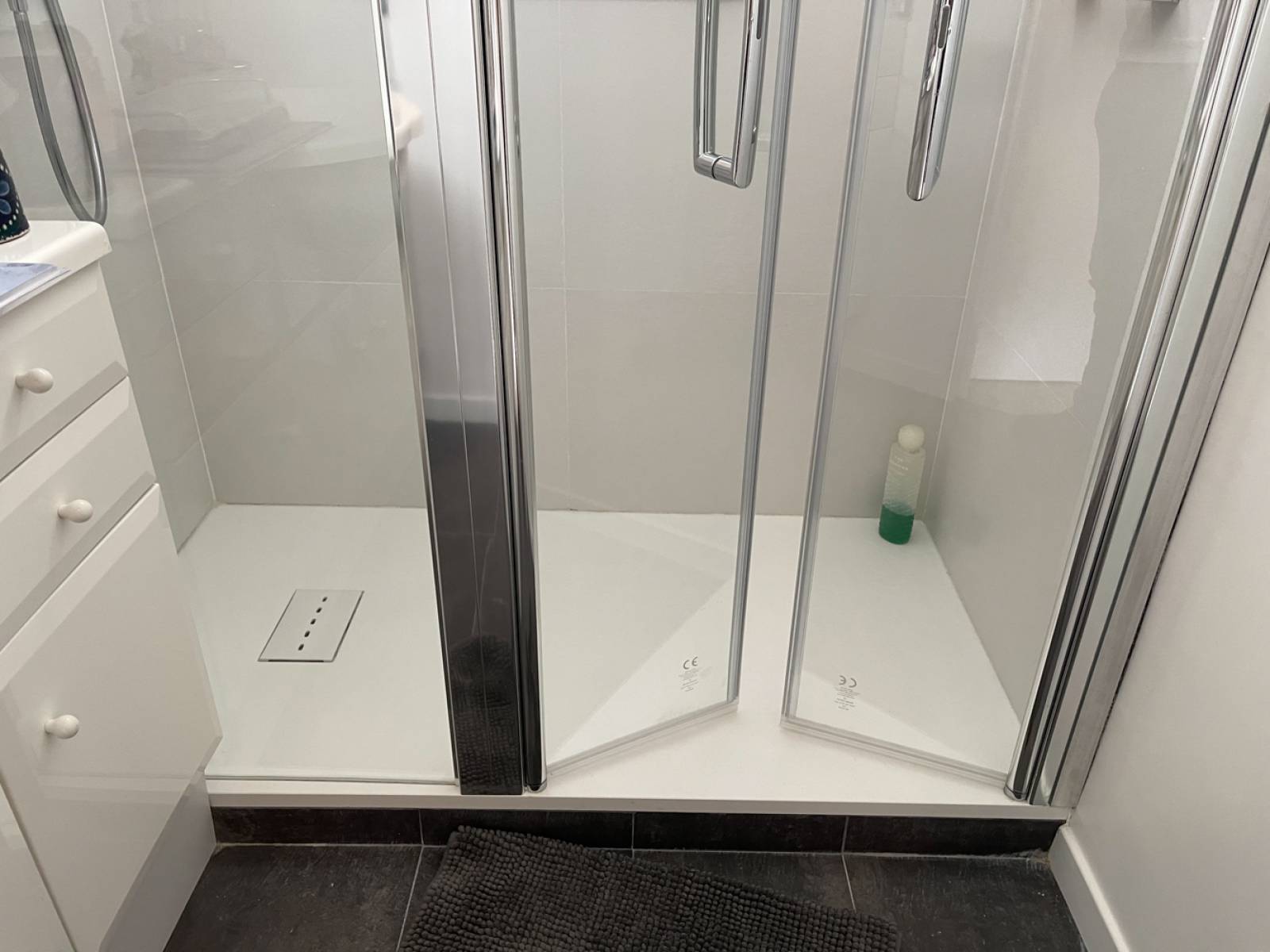 Grande douche avec paroi de douche battante (75015)