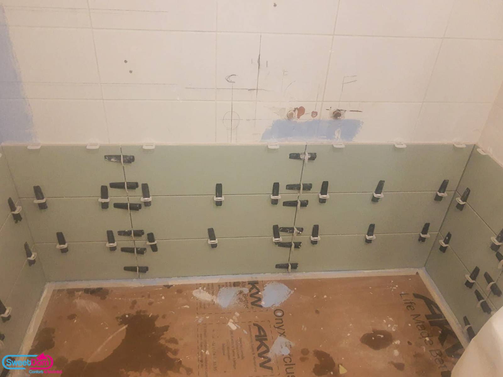 Installer le carrelage dans l'espace douche de la salle de bains à Fontenay-aux-Roses (92)