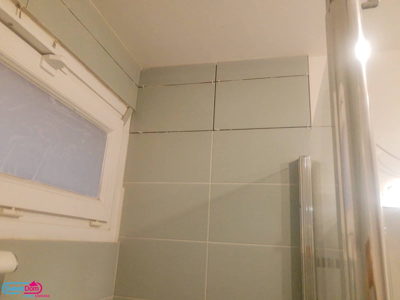 Finir de mettre en place du carrelage vert dans la douche à Fontenay-aux-Roses (92)