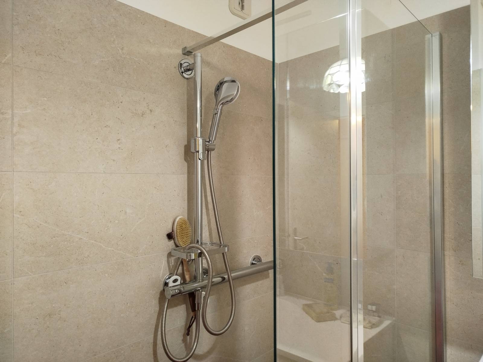 Rénovation de salle de bain PMR moderne dans un petit espace Boulogne-Billancourt 92100