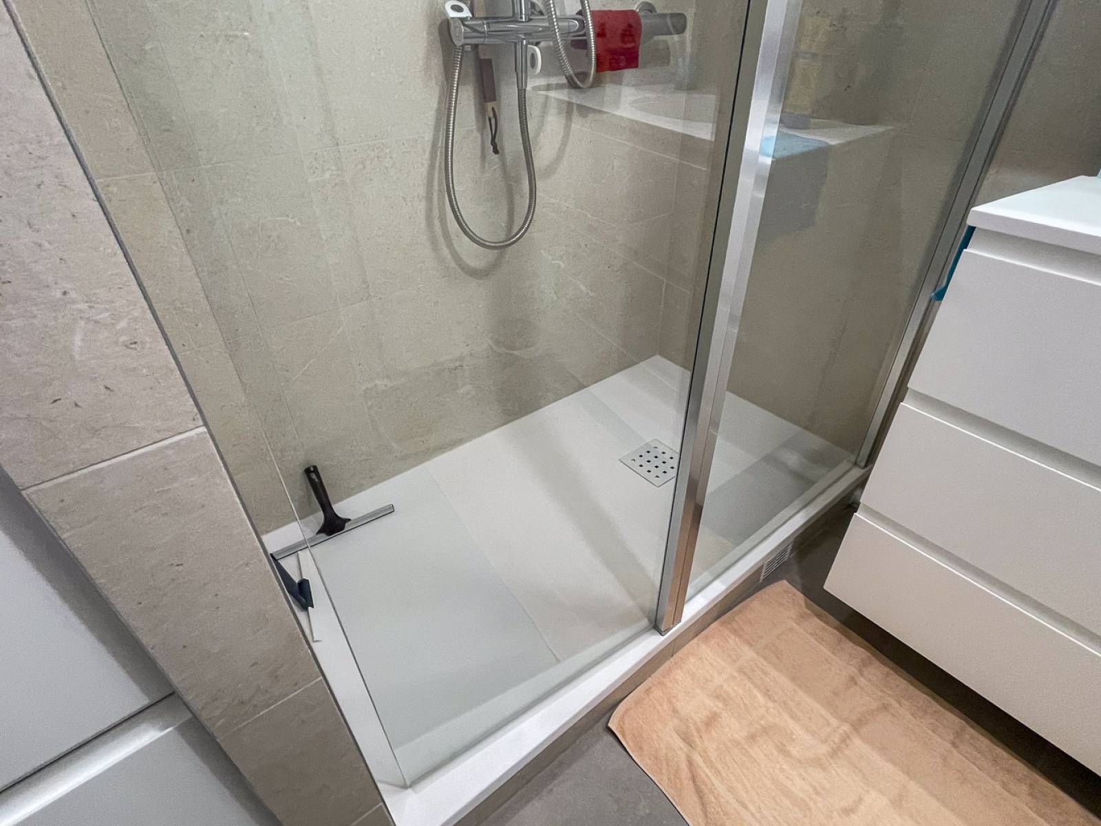 Installer une paroi de douche sur mesure aux demandes du client à Saint-Cloud (92210)