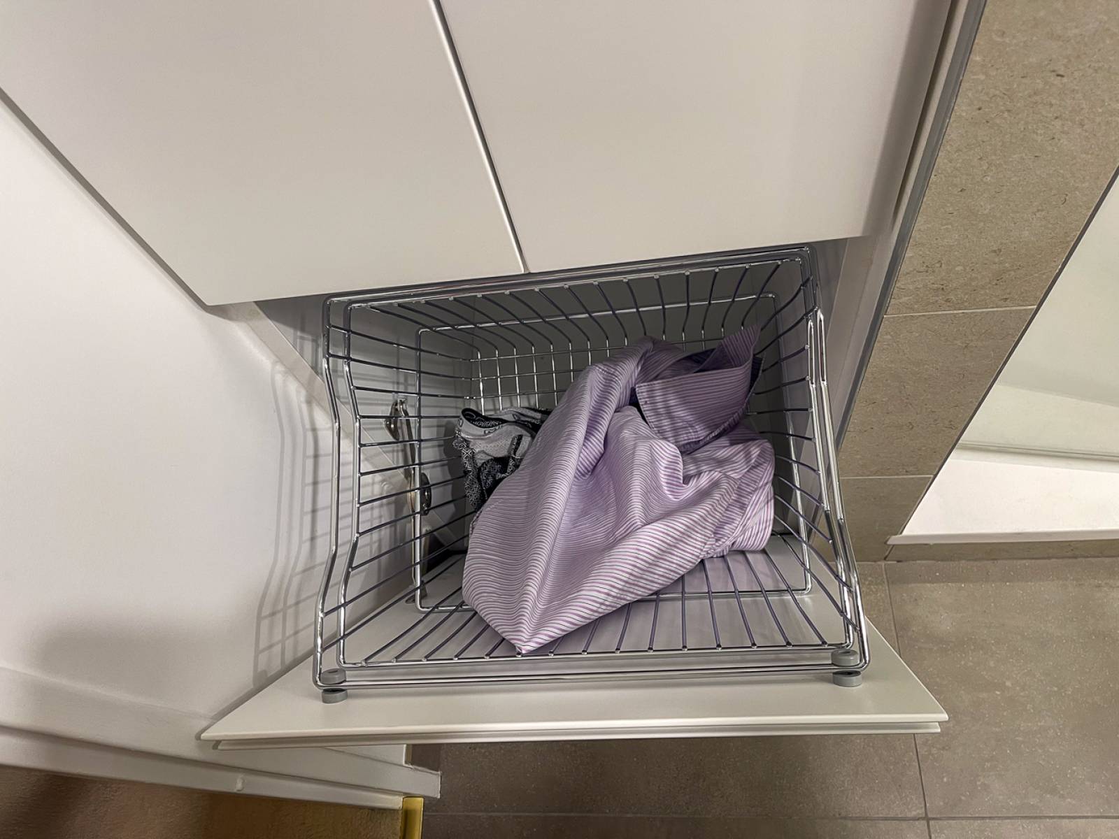 Meuble colonne sur mesure avec un panier pour le linge à Saint-Cloud (92210)