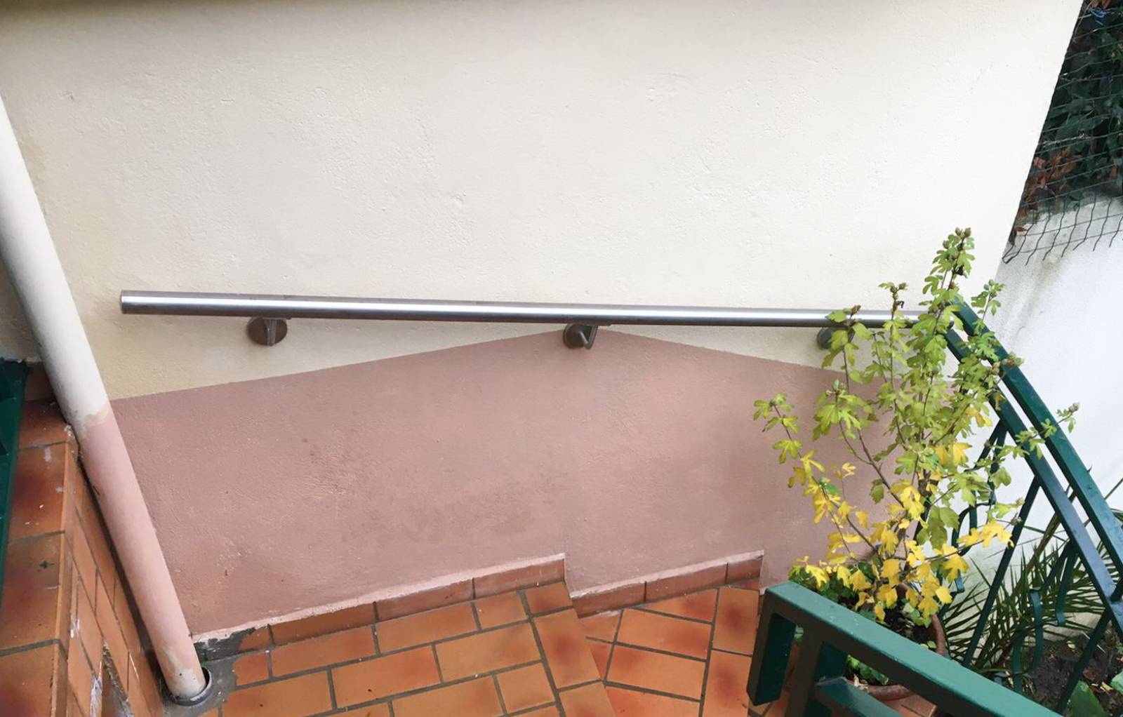 Main courante complémentaire dans escalier extérieur