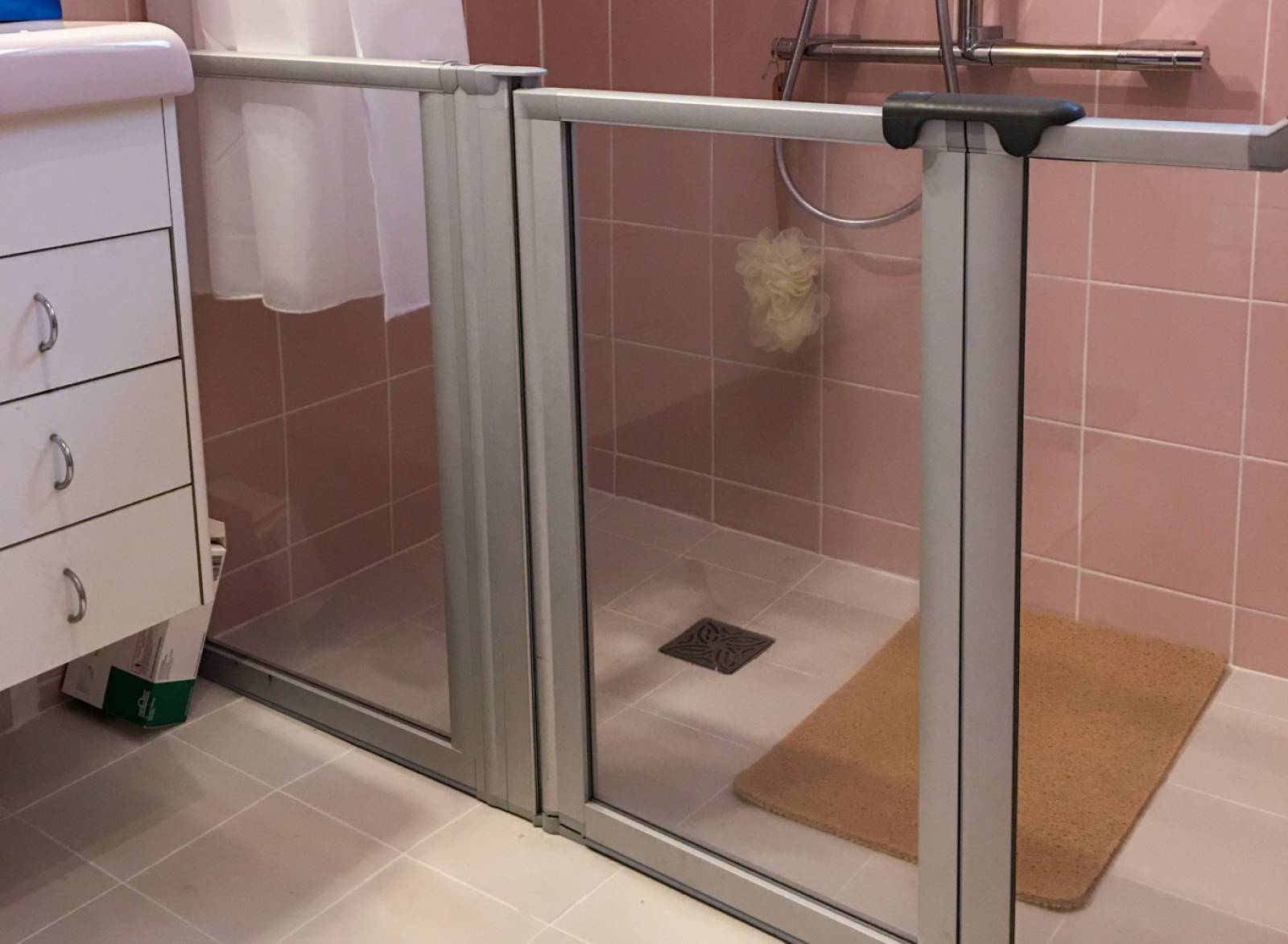 Douche à l'italienne avec paroi de douche EASA mi-hauteur