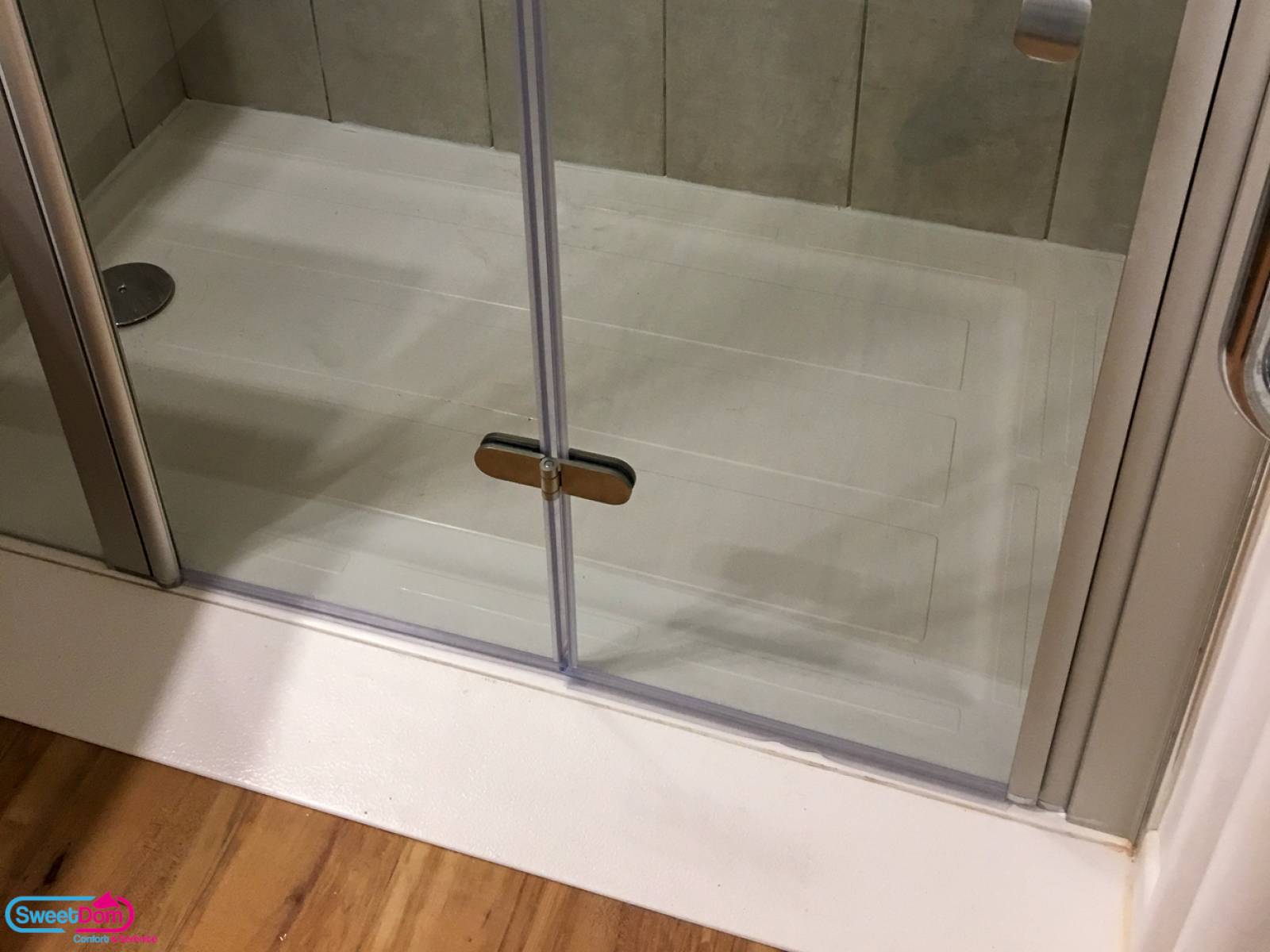 Avoir une douche avec rampe et paroi pivotante pliante à Neuilly-sur-Seine (92200)