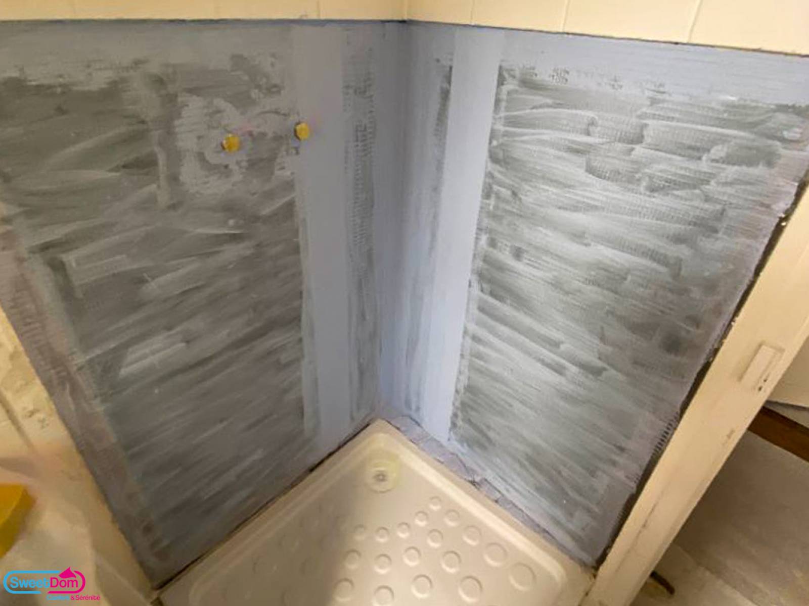 Réalisation de l'étanchéité dans la douche après le dégât des eaux à Créteil (94000)