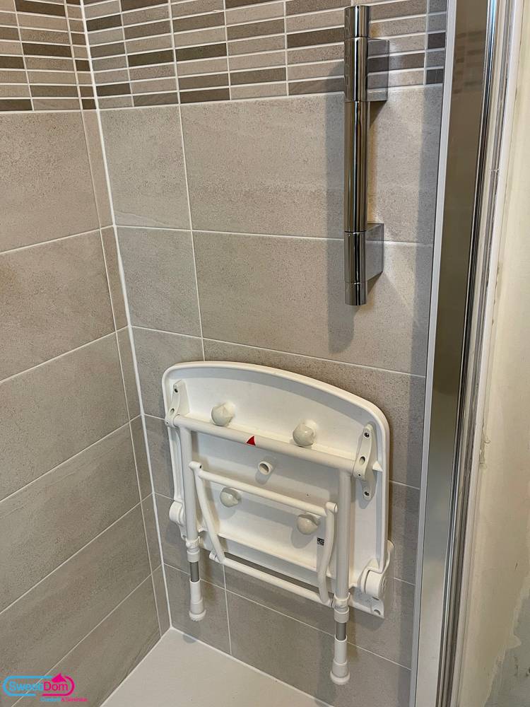 Rabattre le siège de douche pour gagner de l'espace pour les autres personnes du logement