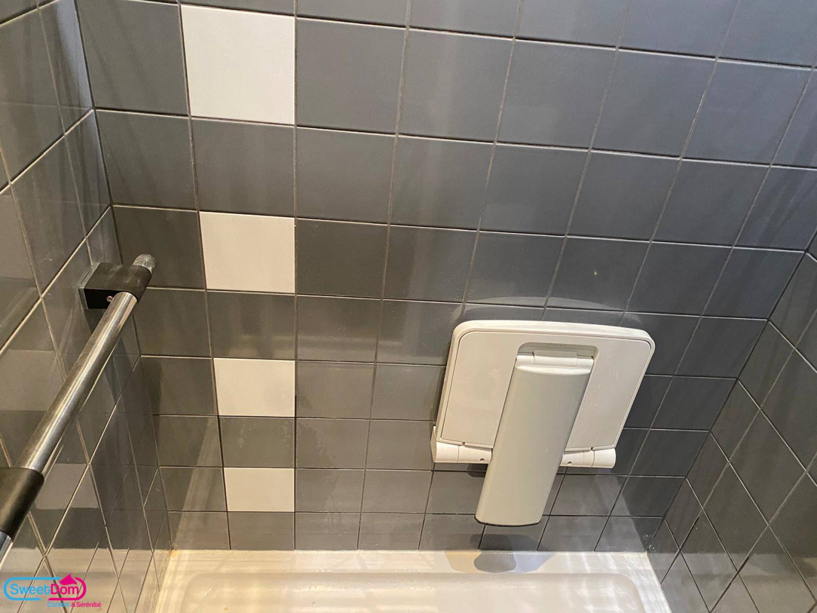 Installer un siège de douche design et rabattable 