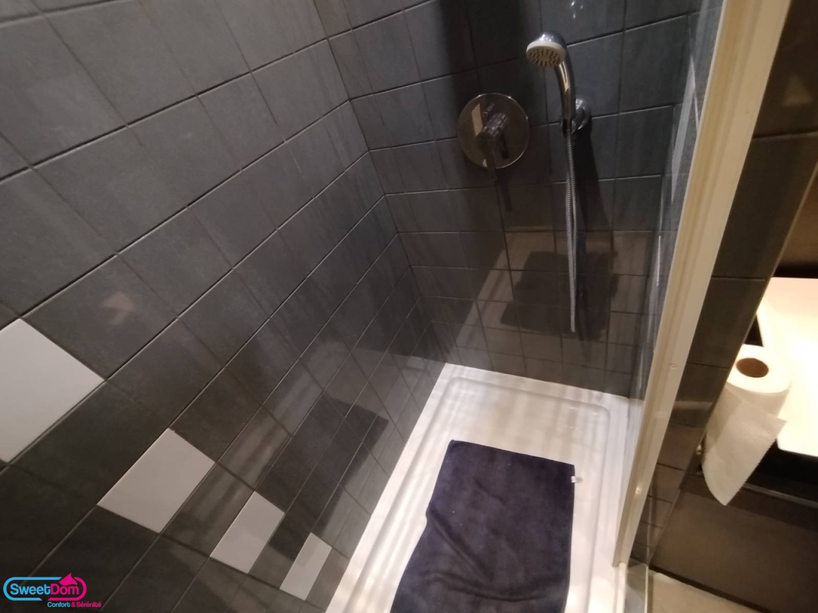 Douche longue et étroite sans équipements adaptés