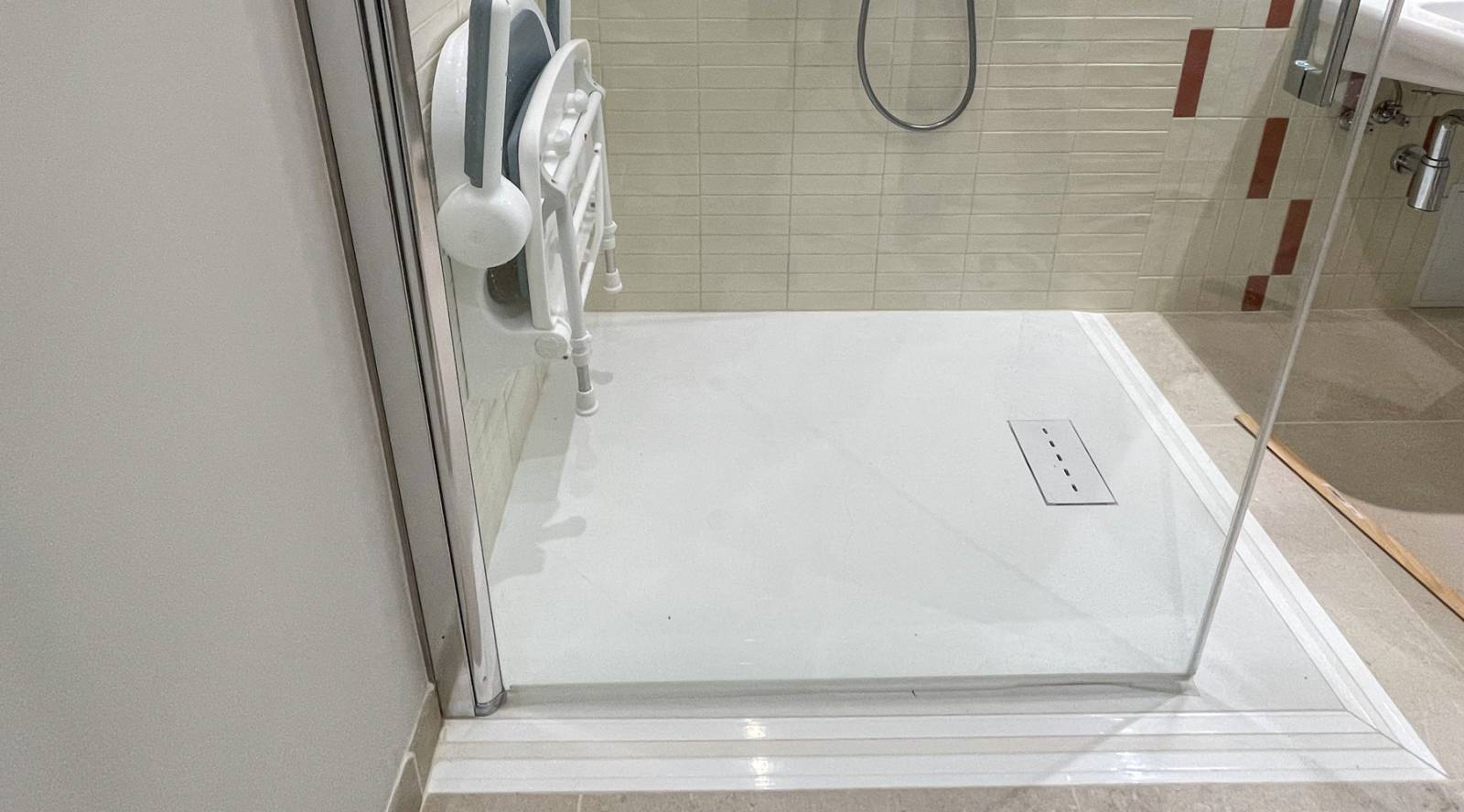 Siège de douche rabattable dans la douche (75015) 