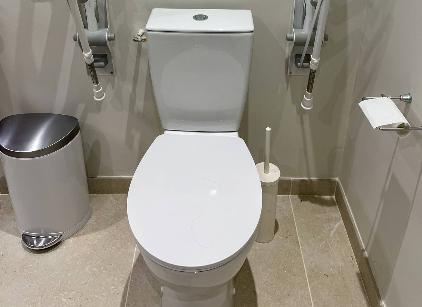 WC rehaussé avec barres d'appui rabattables (75015) 