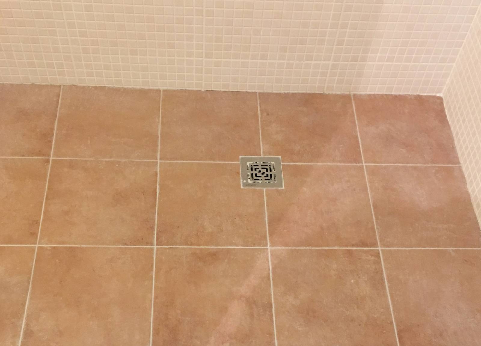 Chantier, carrelage sol de la douche à l'italienne avec grille de vidage à Argenteuil (95)