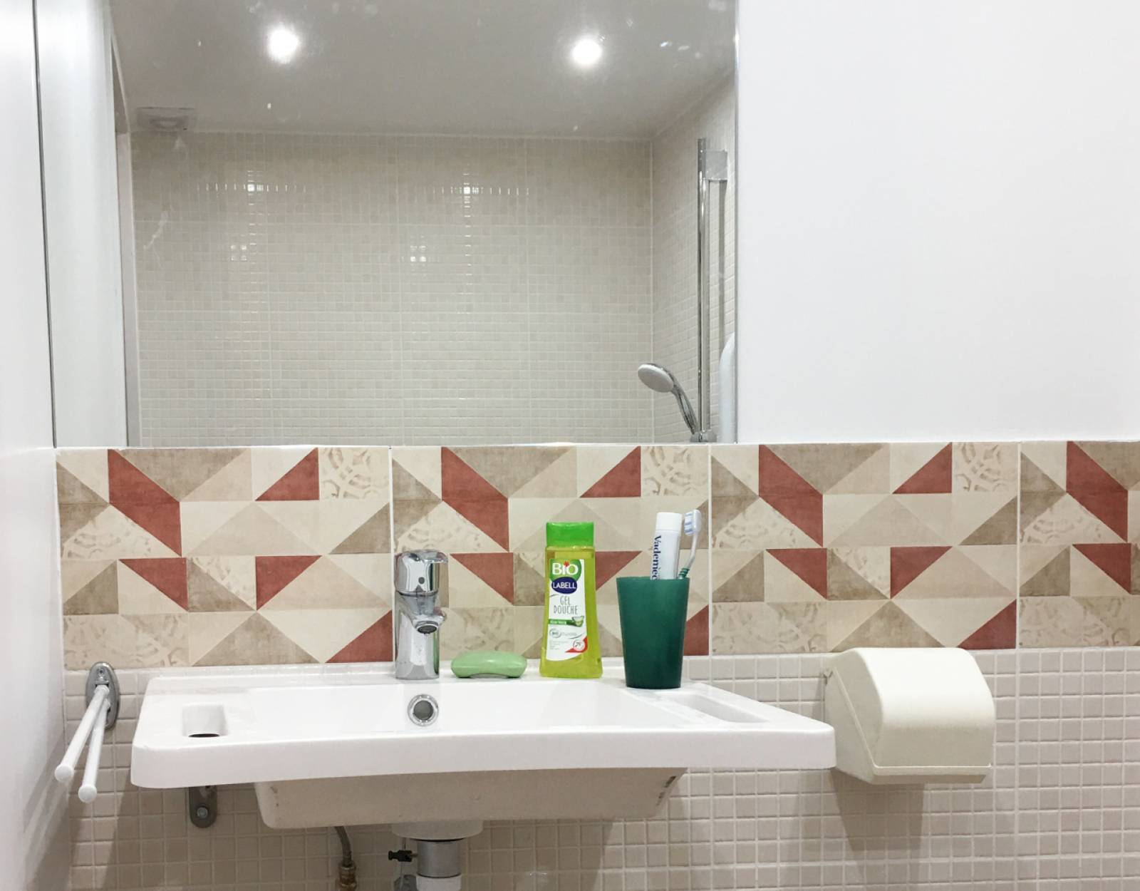 Lavabo PMR avec miroir et carrelage à Argenteuil (95)